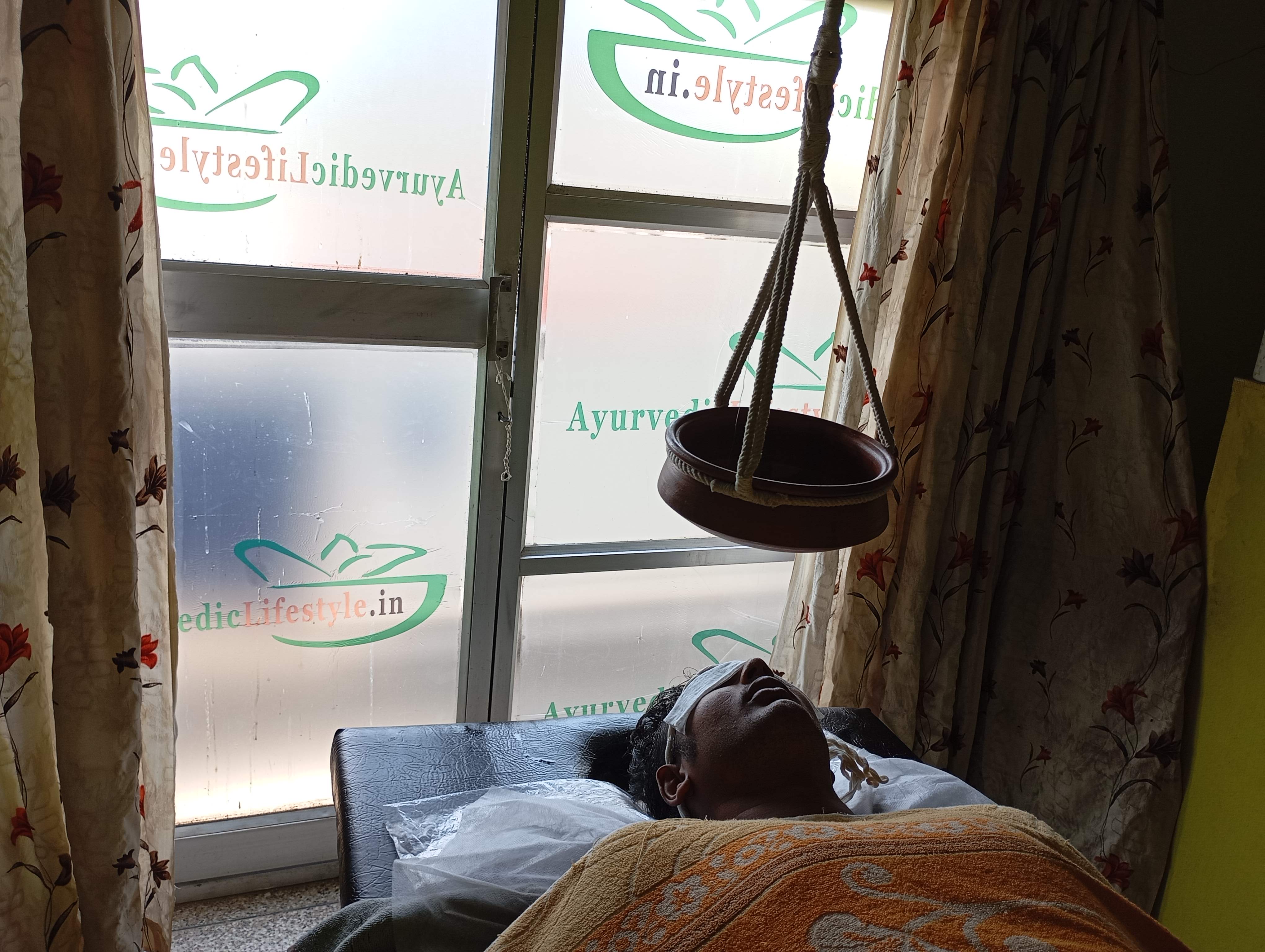 Shirodhara oil therapy